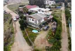 Casa de 3 pisos con vista al mar en Frente Pichidangui