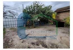 TERRENO PLANO CON CASA DE CONTRUCCION SOLIDA PARA REMODELAR