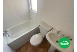 Con dormitorio y baño en primer piso. Patio y Jardín