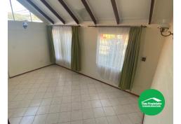 Con dormitorio y baño en primer piso. Patio y Jardín. Casa Pareada