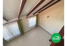 Con dormitorio y baño en primer piso. Patio y Jardín. Casa Pareada