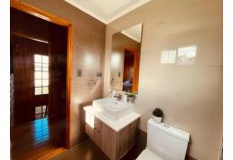 Gran casa con potencial comercial