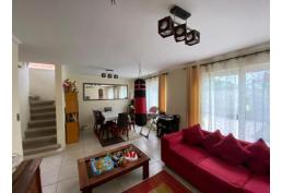 Vende cómoda y linda casa en buen sector de Curauma