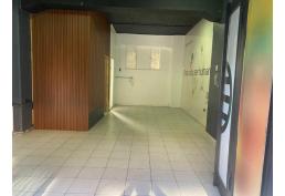 Céntrico Local calle Serrano, apropiado para distintos usos.