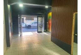 Céntrico Local calle Serrano, apropiado para distintos usos.