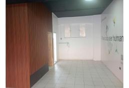 Céntrico Local calle Serrano, apropiado para distintos usos.