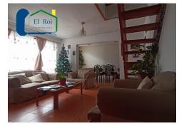 AMPLIA CASA DE DOS PISOS