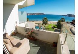 ¡Vive frente al mar en La Herradura! Departamento amoblado en primera línea. 4.800 UF