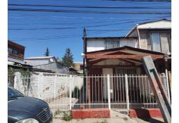Se vende propiedad de dos pisos  pareada solo por un lado en villa El Peñón II