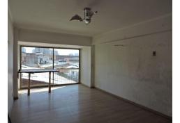 Venta amplio departamento con excelente ubicación