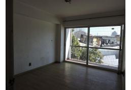 Venta amplio departamento con excelente ubicación